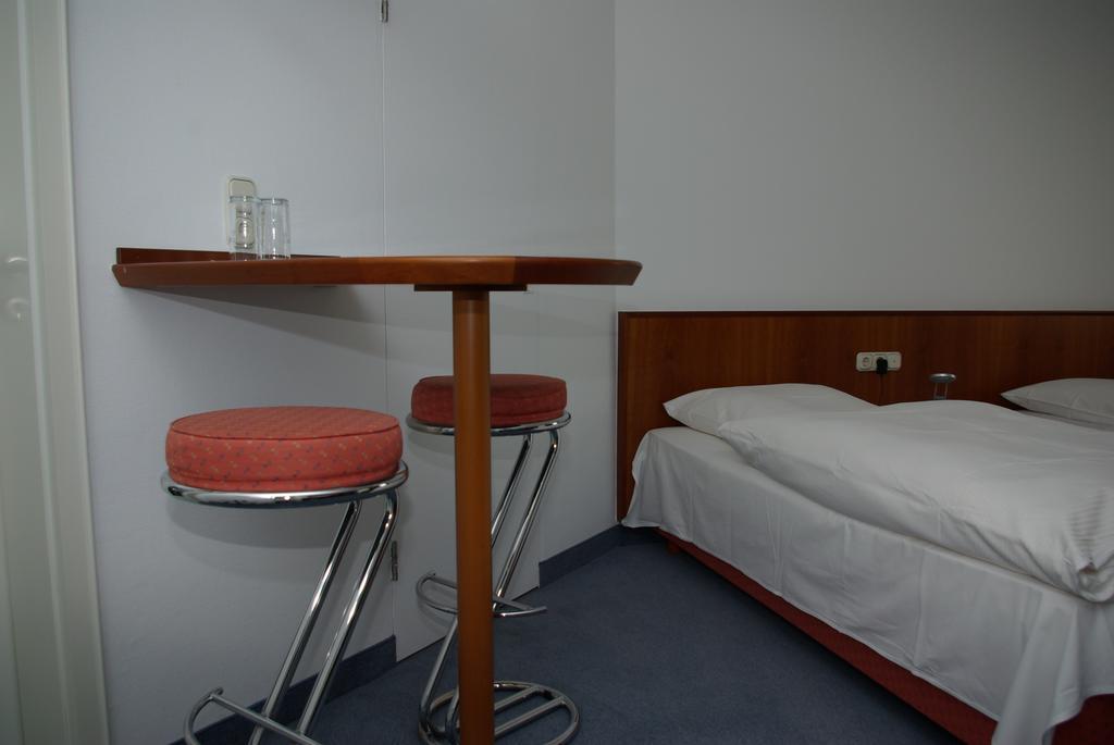 Hotel Alte Bruecke Бад Хомбург фор дер Хьое Стая снимка