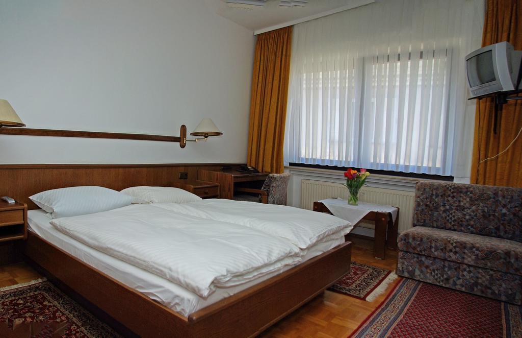 Hotel Alte Bruecke Бад Хомбург фор дер Хьое Стая снимка